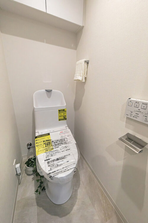 TOTO製洗浄便座付トイレを新規設置しました。収納に便利な吊り戸棚が備え付けです。