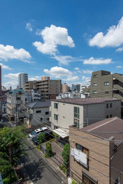 周囲には高い建物がなく開けた眺望です。青く広い情景は毎日気持ち良い朝を迎えられそう。