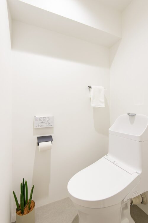 TOTO製洗浄便座付トイレを新規設置しました。お掃除の手間を減らしてくれる機能が充実したトイレです。