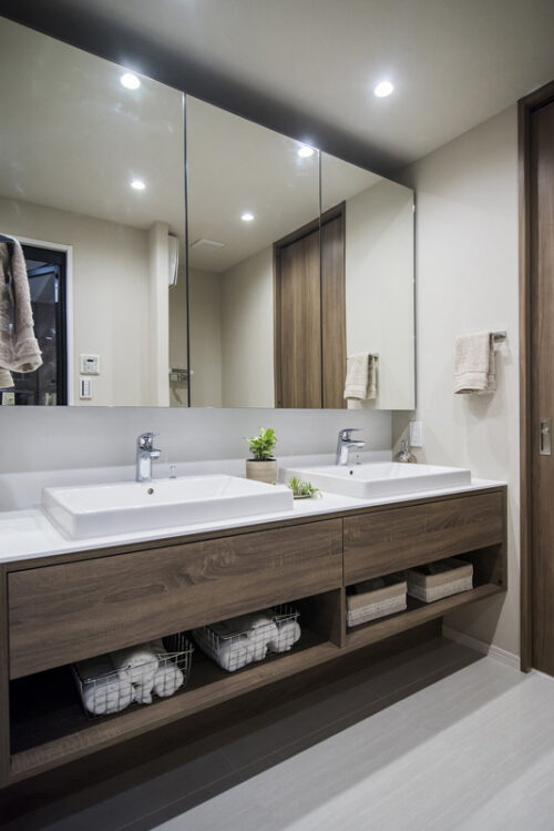 2ボウルの洗面室がホテルライクな空間を演出します。鏡に映る顔がゆっくりと笑顔に変わっていく時間。