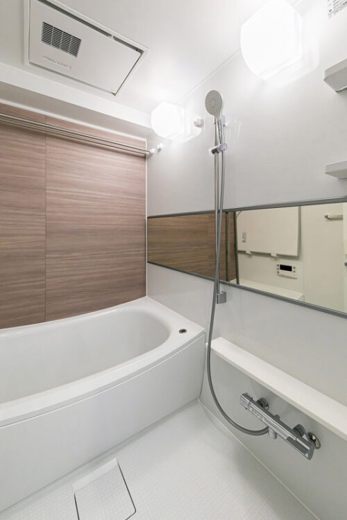 ウッド調のバスルームは、お洒落な雰囲気づくりをしてくれるだけでなく、汚れが目立ちにくいのも嬉しいポイントです。浴室換気乾燥機・追焚機能付きです。