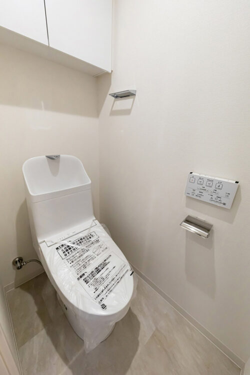 ホワイトカラーで統一した清潔感のあるレストルームです。TOTO製洗浄便座付トイレを新規交換しました。スタイリッシュな吊戸棚もポイントです。