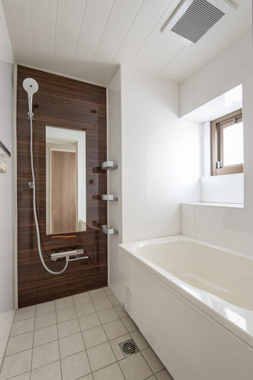 浴室には窓があり通気性良好です◎。木目柄のアクセントパネルが高級感とあたたかみをもたらします。